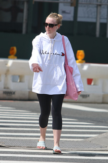 Dakota Fanning feet photo thumbnail