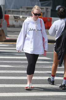 Dakota Fanning feet photo thumbnail