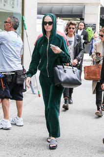 Katy Perry feet photo thumbnail