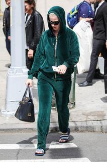 Katy Perry feet photo thumbnail