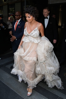 Selena Gomez feet photo thumbnail