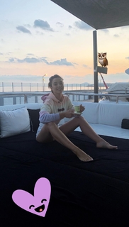Amy Jackson feet photo thumbnail