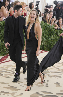 Miley Cyrus feet photo thumbnail