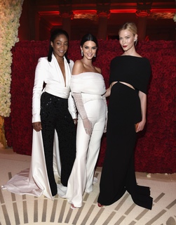 Kendall Jenner feet photo thumbnail