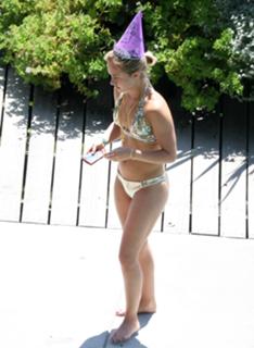 Hayden Panettiere feet photo thumbnail
