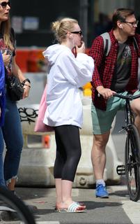 Dakota Fanning feet photo thumbnail