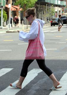 Dakota Fanning feet photo thumbnail