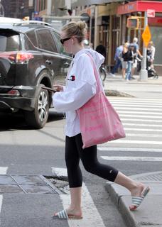 Dakota Fanning feet photo thumbnail