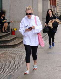 Dakota Fanning feet photo thumbnail