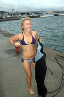 Hayden Panettiere feet photo thumbnail