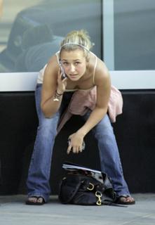 Hayden Panettiere feet photo thumbnail