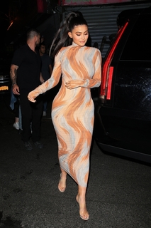 Kylie Jenner feet photo thumbnail
