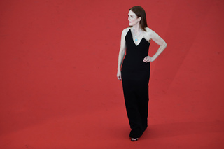 Julianne Moore feet photo thumbnail