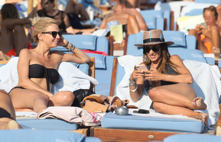Athina Oikonomakou feet photo thumbnail