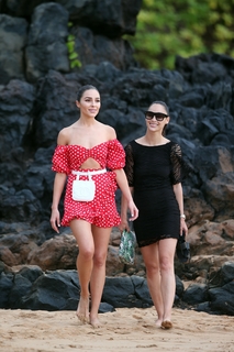 Olivia Culpo feet photo thumbnail