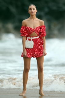 Olivia Culpo feet photo thumbnail