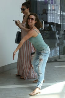 Kendra Wilkinson feet photo thumbnail