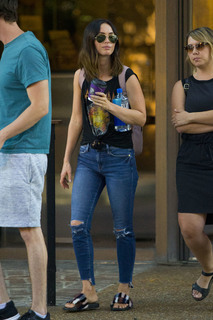 Megan Fox feet photo thumbnail