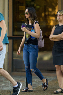 Megan Fox feet photo thumbnail