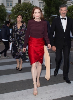 Julianne Moore feet photo thumbnail