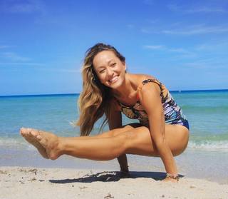 Kino MacGregor feet photo thumbnail