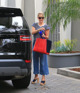 Reese Witherspoon feet photo thumbnail