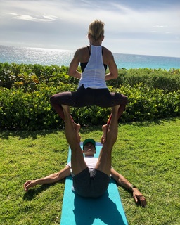 Kelly Ripa feet photo thumbnail