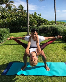 Kelly Ripa feet photo thumbnail