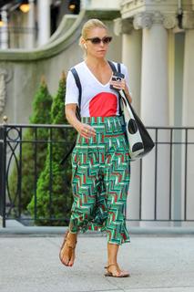 Kelly Ripa feet photo thumbnail