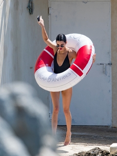 Kendall Jenner feet photo thumbnail