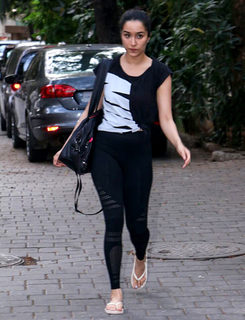 Shraddha Kapoor feet photo thumbnail