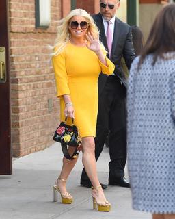 Jessica Simpson feet photo thumbnail
