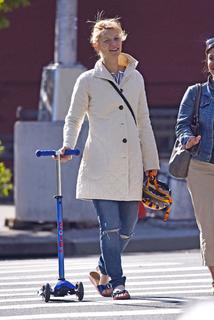 Claire Danes feet photo thumbnail