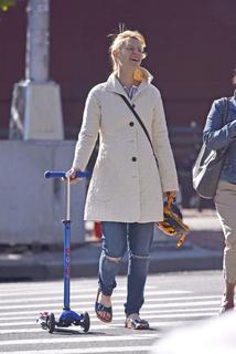 Claire Danes feet photo thumbnail