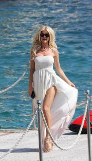 Victoria Silvstedt feet photo thumbnail