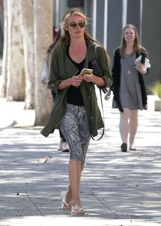 Cat Deeley feet photo thumbnail