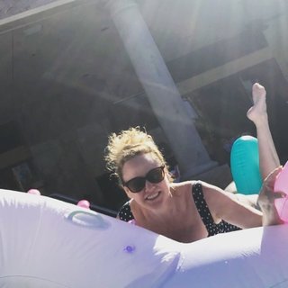 Virginia Madsen feet photo thumbnail