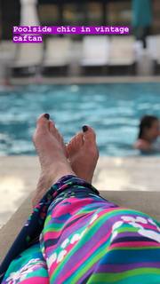 Tori Spelling feet photo thumbnail