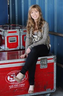 Jennette McCurdy feet photo thumbnail