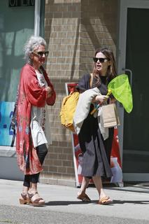Rachel Bilson feet photo thumbnail