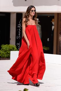 Izabel Goulart feet photo thumbnail