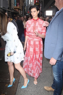Morena Baccarin feet photo thumbnail