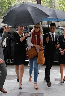 Claudia Schiffer feet photo thumbnail