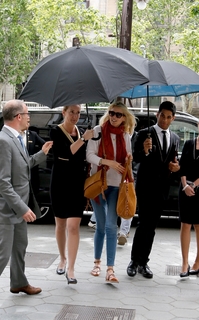 Claudia Schiffer feet photo thumbnail