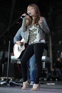 Jennette McCurdy feet photo thumbnail