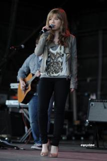 Jennette McCurdy feet photo thumbnail