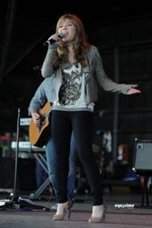 Jennette McCurdy feet photo thumbnail