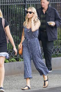 Sienna Miller feet photo thumbnail