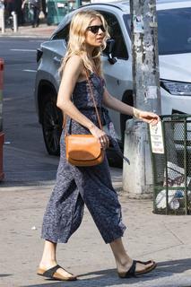 Sienna Miller feet photo thumbnail