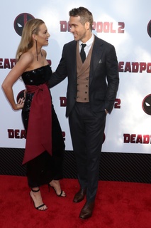 Blake Lively feet photo thumbnail